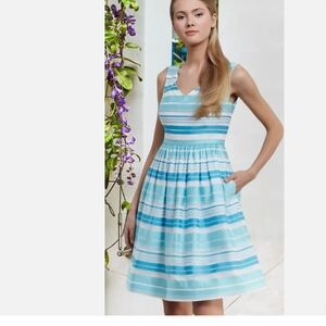 Lilly Pulitzer Kiera dress in size 4, turquoise wrapping design, 2 Pockets